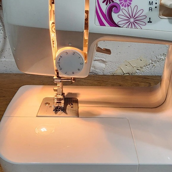 Brother Project Runway Limited Edition Sewing machine - Picture 3 of 6